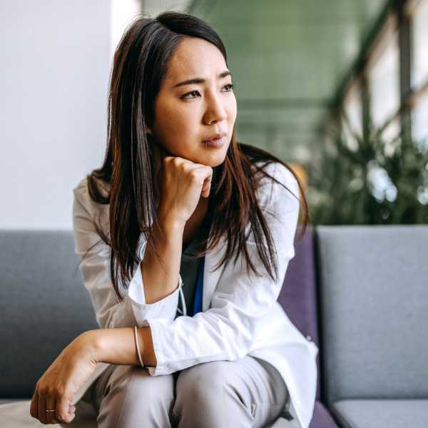 El síndrome del impostor en el ámbito laboral Cómo reconocerlo y superarlo síndrome del impostor, reconocer, superarlo, perfeccionismo, miedo al fracaso, desvalorización de logros, comparación, autocompasión, interiorizar logros, establecer metas, buscar apoyo.