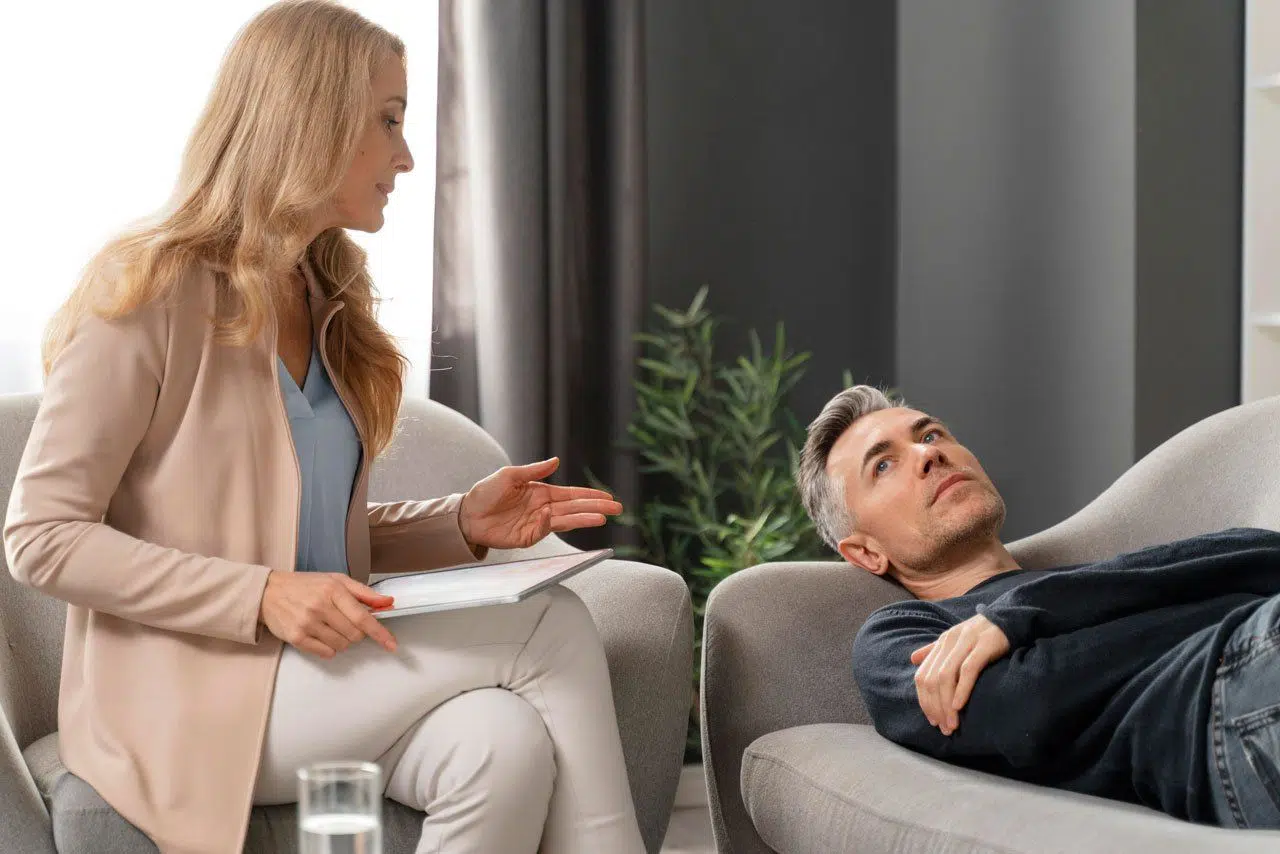 Sesión de terapia individual para adultos en entorno seguro